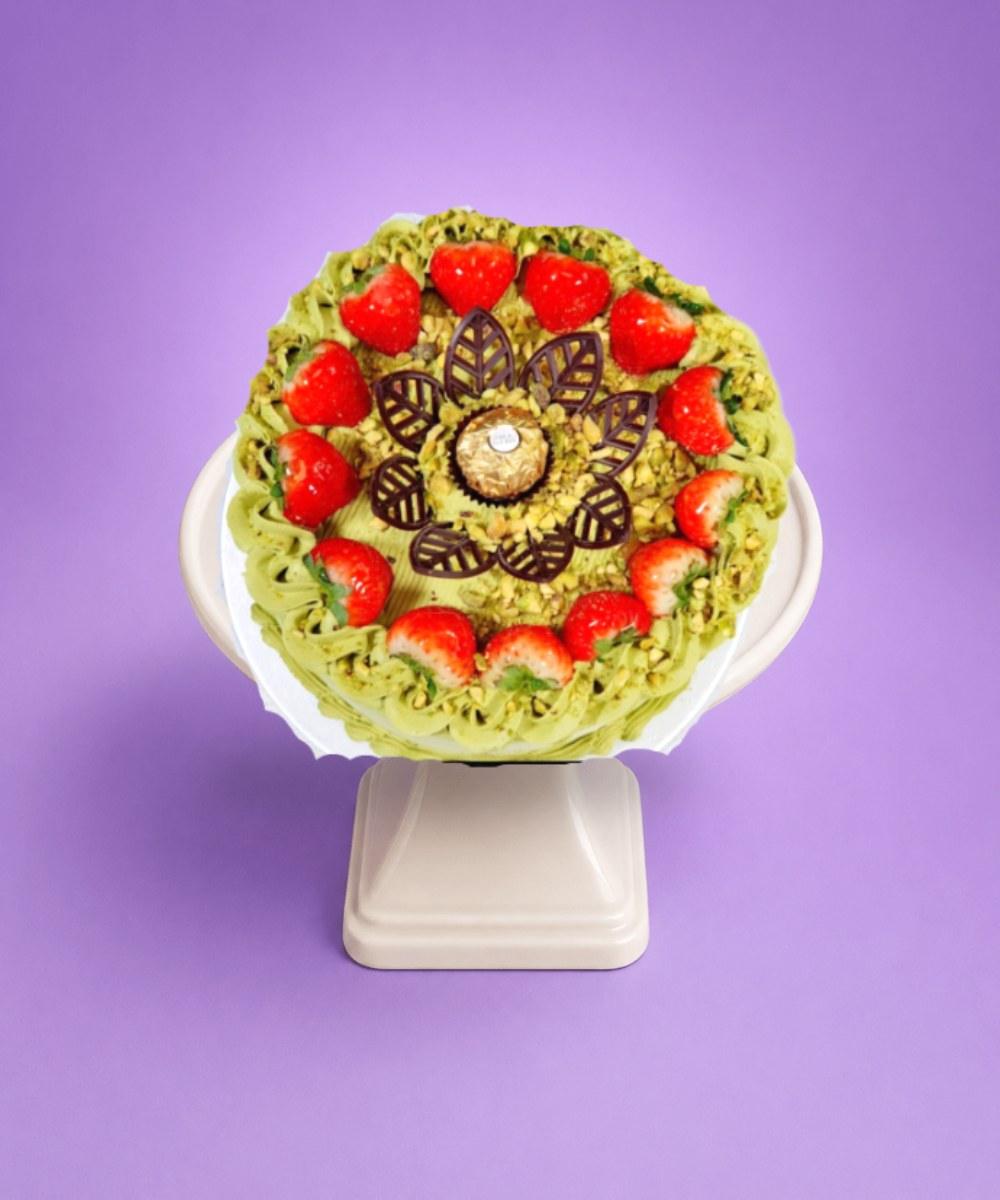 Round strawberry fans and Ferrero pistachio Round strawberry,fans and Ferrero pistachio cream cake
